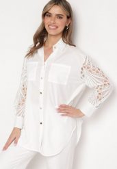 Biała Koszula Oversize z Ażurowym Wzorem na Rękawach Vadena. Białe bluzki damskie Born2be, m, w ażurowe wzory, z jeansu, eleganckie, bez kołnierzyka, bez ramiączek. Za 84.99 zł.