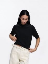 Sweter z krótkim rękawem - czarny. Czarne swetry damskie Reserved, l, bez wzorów, z dzianiny, bez kołnierzyka, bez ramiączek, krótkie, bez kaptura. Za 89.99 zł.