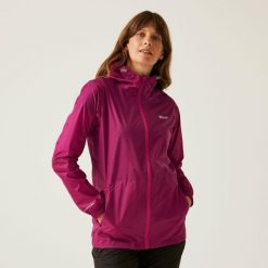 Kurtka trekkingowa damska Pack It Jacket III kieszonkowa przeciwdeszczowa. Czerwone kurtki damskie Regatta, bez wzorów, bez kaptura. Za 149.99 zł.