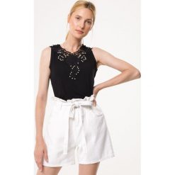 Czarny Top Drop By. Czarne bluzki damskie Born2be, l, z aplikacjami, z jeansu, eleganckie, bez kołnierzyka, bez ramiączek. Za 39.99 zł.