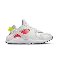 Buty do chodzenia damskie Nike Air Huarache. Czerwone obuwie sportowe damskie Nike, z aplikacjami, z jeansu, trekkingowe. Za 570.99 zł.