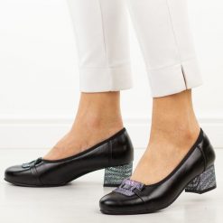 Czarne skórzane czółenka damskie Potocki 19409. Czarne czółenka damskie POTOCKI, bez wzorów, ze skóry, eleganckie, z okrągłym noskiem, bez obcasa, na obcasie, bez zapięcia. Za 219.00 zł.