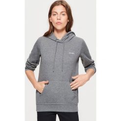 Bluza hoodie - Szary. Szare bluzy damskie Cropp. Za 69.99 zł.