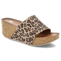 Beżowe Klapki Armodo Stylowe Obuwi Damskie Lampart. Brązowe klapki damskie Armodo, bez wzorów, z jeansu, bez obcasa, na koturnie, bez zapięcia. Za 319.00 zł.
