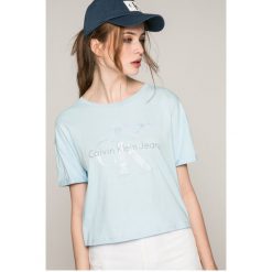 Calvin Klein Jeans - Top. Szare topy damskie Calvin Klein Jeans, z nadrukiem, z bawełny, z okrągłym kołnierzem, z krótkim rękawem. W wyprzedaży za 159.90 zł.