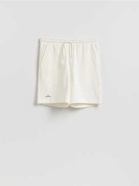 Szorty regular fit - złamana biel. Szorty męskie Reserved, l, bez wzorów, z bawełny. W wyprzedaży za 39.99 zł.