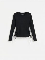 Sweter z wiązaniami - czarny. Czarne swetry damskie Reserved, l, bez wzorów, z bawełny, bez kołnierzyka, bez ramiączek, bez kaptura. Za 99.99 zł.