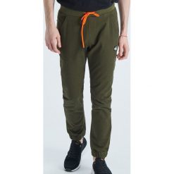 Spodnie joggery - Khaki. Spodnie materiałowe męskie marki Cropp. Za 129.99 zł.