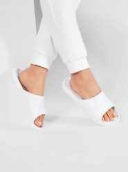 Klapki damskie Nike Victori One Shwer. Białe klapki damskie Nike, bez wzorów, z materiału, sportowe, bez obcasa. Za 262.00 zł.