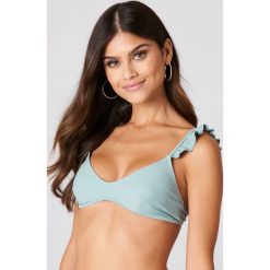 J&K Swim X NA-KD Góra bikini na ramiączkach z falbanką - Blue. Bikini damskie marki J&K Swim X NA-KD. W wyprzedaży za 50.47 zł.