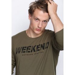 Ciemnozielona Koszulka Weekend Vibes. Bluzki z długim rękawem męskie marki Marie Zélie. Za 34.99 zł.
