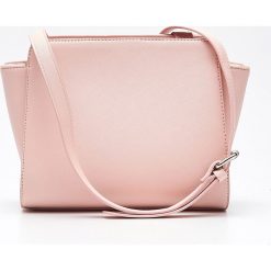 Torebka na ramię - Różowy. Torby na ramię damskie marki Cropp. Za 49.99 zł.