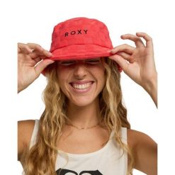 Kapelusz bucket damski SILVER. Czerwone czapki i kapelusze damskie Roxy, bez wzorów, z poliesteru. Za 129.99 zł.