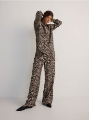 Spodnie ze zwierzęcym wzorem - wielobarwny. Spodnie materiałowe damskie Reserved, l, bez wzorów, z tkaniny. W wyprzedaży za 59.99 zł.