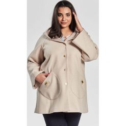 Beżowy Płaszcz Adelajda duże rozmiary OVERSIZE PLUS SIZE WIOSNA. Płaszcze damskie marki Moda Size Plus Iwanek. Za 275.00 zł.