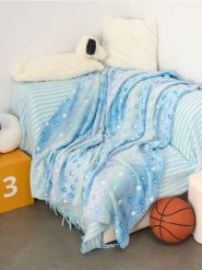 Koc z fluorescencyjnym nadrukiem w gwiazdki - wielobarwny. Kocyki dla dzieci Sinsay. Za 29.99 zł.