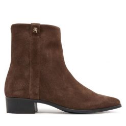 Botki Tommy Hilfiger. Brązowe botki damskie Tommy Hilfiger, bez obcasa, na płaskiej podeszwie, bez zapięcia. Za 699.99 zł.