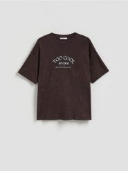 T-shirt z napisami - ciemnobrązowy. Brązowe t-shirty damskie Reserved, l, bez wzorów, z bawełny, bez kołnierzyka. Za 49.99 zł.