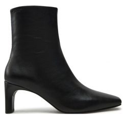 Botki Vagabond Shoemakers. Czarne botki damskie Vagabond Shoemakers, bez obcasa, na słupku, bez zapięcia. Za 729.99 zł.