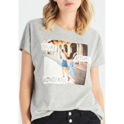 T-shirt dla przyjaciółek - Jasny szar. T-shirty damskie marki Sinsay. Za 29.99 zł.