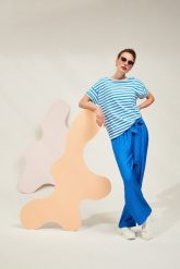 T-shirt w paski niebieski. Niebieskie bluzki damskie MOODO, xxl, bez wzorów, z bawełny, bez kołnierzyka. W wyprzedaży za 18.99 zł.