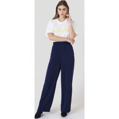 NA-KD Szerokie spodnie z wysokim stanem - Blue,Navy. Niebieskie spodnie materiałowe damskie NA-KD, z poliesteru. Za 202.95 zł.