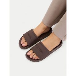 Klapki Hunter. Brązowe klapki damskie Hunter, bez wzorów, bez obcasa. Za 119.99 zł.