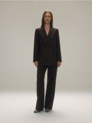 Spodnie garniturowe z wełną - ciemnobrązowy. Brązowe spodnie materiałowe damskie Reserved, l, bez wzorów, z tkaniny. W wyprzedaży za 199.99 zł.