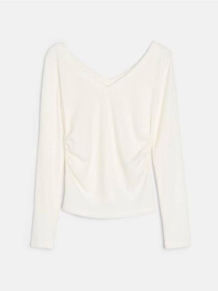 Bluzka z marszczeniami z domieszką wiskozy - kremowy. Białe bluzki damskie Sinsay, l, bez wzorów, z wiskozy, bez kołnierzyka, bez ramiączek. Za 29.99 zł.