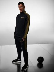 4F Spodnie treningowe szybkoschnące męskie 4F x Robert Lewandowski - czarne L. Czarne spodnie sportowe męskie 4f, l, bez wzorów, z dresówki, na fitness i siłownię. Za 229.99 zł.