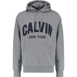 Calvin Klein Jeans HIKOS POPOVER REGULAR FIT Bluza z kapturem mid grey heather. Bluzy męskie marki Calvin Klein Jeans. W wyprzedaży za 449.25 zł.