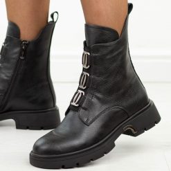 Czarne skórzane botki damskie Filippo Dbt8015/26. Czarne botki damskie Filippo, na jesień, z dzianiny, klasyczne, z okrągłym noskiem, bez obcasa, bez zapięcia. Za 339.00 zł.