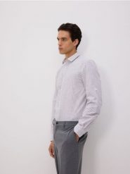Bawełniana koszula regular fit - szary. Szare koszule męskie Reserved, l, bez wzorów, z bawełny, bez kołnierzyka, bez ramiączek. Za 139.99 zł.