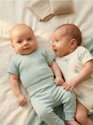 Bawełniane body z motywem żółwi 2 pack - kremowy. Białe body niemowlęce Sinsay, bez wzorów, z bawełny, bez ramiączek. Za 19.99 zł.