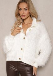 Biały Kardigan z Wełną Zapinany na Ozdobne Guziki ze Stójką i Puszystą Fakturą Zinavia. Białe kardigany damskie Renee, bez wzorów, z dzianiny, eleganckie, bez kołnierzyka, bez ramiączek, bez kaptura. Za 84.99 zł.