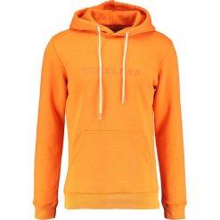 Soulland GUY LOGO EMBROIDERY Bluza z kapturem orange. Kardigany męskie Soulland, z bawełny. W wyprzedaży za 487.20 zł.