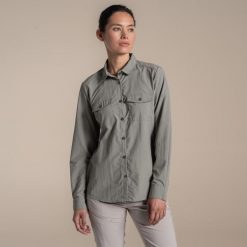 Koszula przeciw komarom damska Craghoppers NosiLife Loukkos Long Sleeved Shirt. Zielone koszule damskie Craghoppers, bez wzorów, z materiału, bez kołnierzyka, bez ramiączek. Za 427.30 zł.