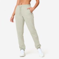 Spodnie dresowe damskie Domyos Gym & Pilates slim. Zielone spodnie dresowe damskie DOMYOS, xl, bez wzorów, z dresówki. Za 89.99 zł.