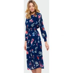 Sukienka z nadrukiem w kwiaty. Sukienki damskie Greenpoint. Za 59.99 zł.