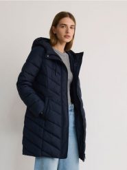 Pikowana kurtka z kapturem - granatowy. Niebieskie kurtki damskie Reserved, l, bez wzorów, z tkaniny, z kapturem. W wyprzedaży za 119.99 zł.