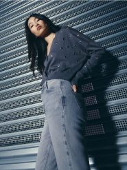 Sweter z metalowymi okuciami - ciemnoszary. Szare swetry damskie Reserved, l, bez wzorów, z bawełny, bez kołnierzyka, bez ramiączek, bez kaptura. W wyprzedaży za 49.99 zł.