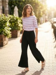 Sweter z wiskozą w paski - fioletowy. Fioletowe swetry damskie Sinsay, l, bez wzorów, z wiskozy, bez kołnierzyka, bez ramiączek, bez kaptura. Za 35.99 zł.