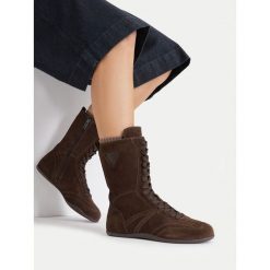 Trzewiki Guess Jeans. Brązowe botki damskie Guess Jeans, z jeansu, bez obcasa, na płaskiej podeszwie, bez zapięcia. Za 399.99 zł.
