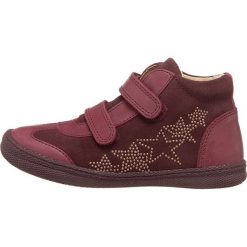 Skórzane sneakersy w kolorze bordowym. Czerwone trampki i tenisówki dziewczęce Primigi, bez wzorów, bez zapięcia. W wyprzedaży za 159.95 zł.