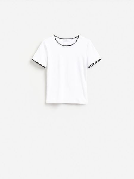 T-shirt z dodatkiem modalu - biały. Białe t-shirty damskie Reserved, l, bez wzorów, z bawełny, bez kołnierzyka. Za 69.99 zł.