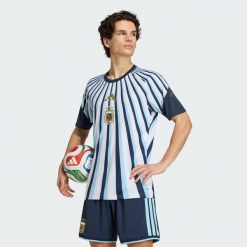 Koszulka domowa przedmeczowa Argentyna 26. Białe koszulki sportowe męskie Adidas, l, bez wzorów, z dzianiny, bez kołnierzyka, bez ramiączek, do piłki nożnej, climacool (adidas). Za 299.00 zł.