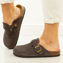 D. Brązowe skórzane klapki damskie Filippo Dk7918/26. Brązowe klapki damskie Filippo, bez wzorów, z jeansu, casualowe, bez obcasa. Za 159.00 zł.