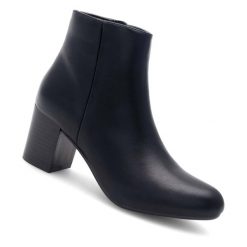 Botki Clara Barson. Czarne botki damskie Clara Barson, bez obcasa, na słupku, bez zapięcia. Za 139.99 zł.