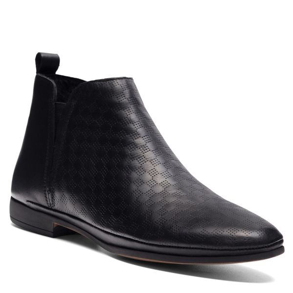 Botki Lasocki. Czarne botki damskie Lasocki, bez obcasa, na płaskiej podeszwie, bez zapięcia. Za 229.99 zł.