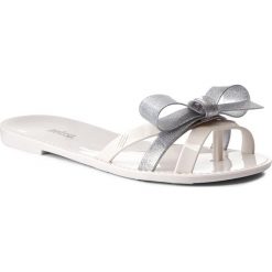Japonki MELISSA - Fluffy Ad 31958 White/Silver 50554. Białe klapki damskie Melissa, z materiału. W wyprzedaży za 149.00 zł.